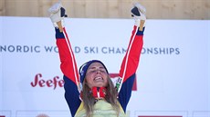 Norská bkyn na lyích Therese Johaugová slaví triumf ve skiatlonu na patnáct...