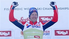 Norský bec na lyích Sjur Röthe slaví triumf ve skiatlonu na ticet kilometr...
