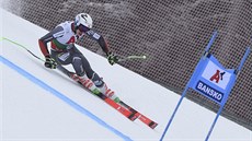 Norský lya Henrik Kristoffersen na trati obího slalomu v Bansku