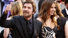 Christian Bale a Sibi Blazicová práv picházejí na ervený koberec (24. února...