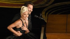 Lady Gaga a Bradley Cooper předvedli na slavnostním ceremoniálu nominovanou...