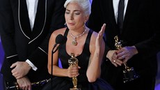 Lady Gaga děkuje za Oscara, kterého získala jako autorka nejlepší filmové...