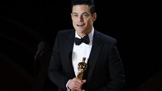 Rami Malek právě převzal Oscara za nejlepší mužský herecký výkon roku v hlavní...