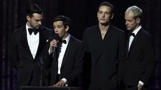 Kapela The 1975 si na Brit Awards pila pevzít cenu pro nejlepí skupinu a...