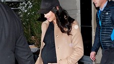 T�hotná vévodkyn� Meghan opou�tí hotel na Manhattanu, kde m�la ve�írek pro...