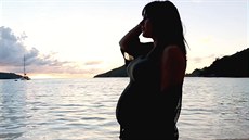 Těhotná Ewa Farna ve videoklipu k písni Ta o nás, který zveřejnila 25. února...
