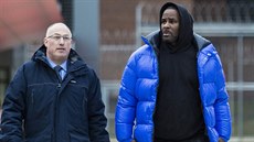 Zpvák R. Kelly a jeho advokát Steve Greenberg odcházejí z vznice Cook County...