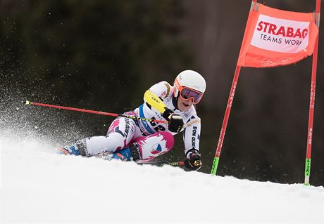 Gabriela Capová bojuje s prvním kolem obího slalomu ve pindlerov Mlýn.