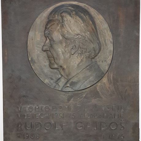Pamtní deska akademického malíe Rudolfa Gajdoe byla povaována za ztracenou....