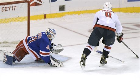 Gólman New York Rangers Alexandr Georgijev mrtil hokejku proti Alexandru...