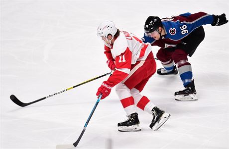 Filip Zadina z Detroit Red Wings vede puk ped Mikkem Rantanenem z Colorado...