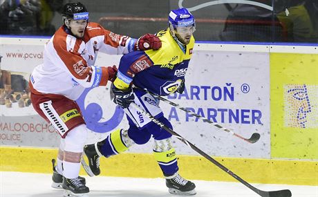 Petr Strapá (vlevo) z Olomouce brání Jakuba Hermana ze Zlína.