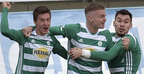Matj Koubek (uprosted) z Bohemians se raduje z prvního ligového gólu se...