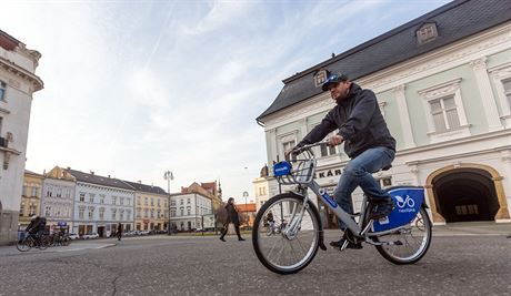 V Prostjov, kde je díky rovinatému terénu jízda na kole velmi populární,...