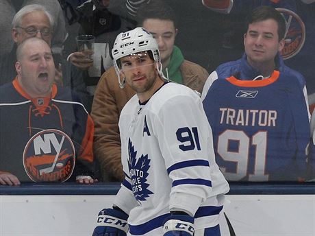 Fanouci Islanders spílají Johnu Tavaresovi, který v lét pestoupil do Toronta.