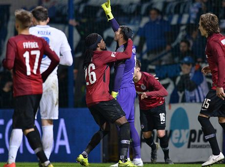 Hrái Sparty oslavují brankáe Florina Nitu po vychytané penalt Liberce.