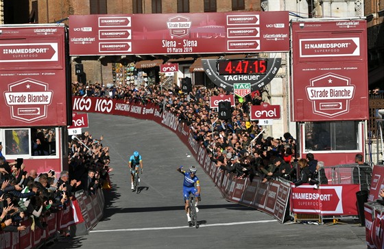 Francouzsk cyklista Julian Alaphilippe slav vtzstv na Strade Bianche.