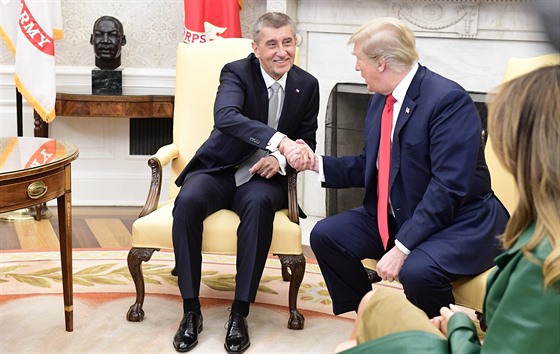 Premiér Andrej Babi se v Oválné pracovn Bílého domu setkal s americkým...
