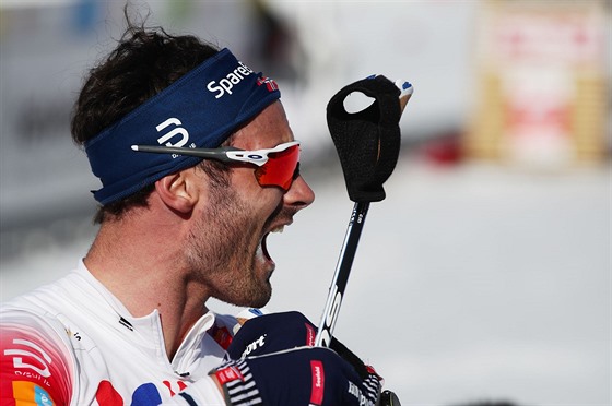 Norský lyžař Hans Christer Holund slaví triumf v závodě na 50 kilometrů na...