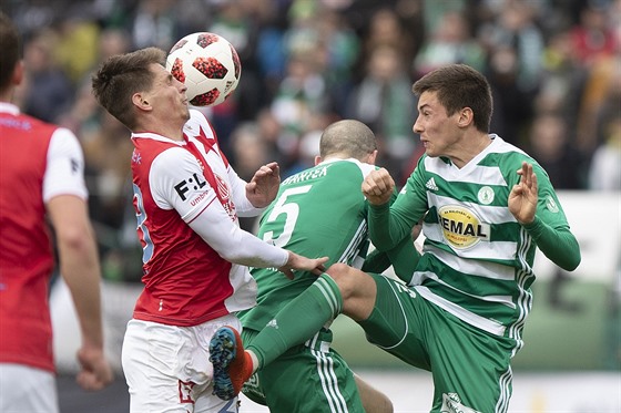 Antonín Vaníek z Bohemians (vpravo) pihlíí, jak mí trefuje do oblieje...