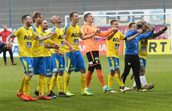 Teplití fotbalisté slaví s fanouky výhru 3:2 nad Opavou.