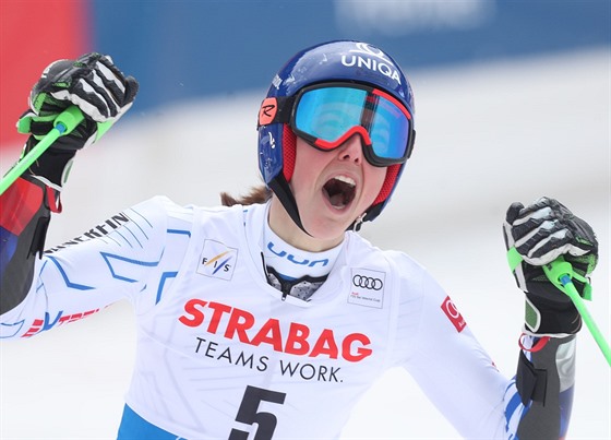 Vítzka obího slalomu Petra Vlhová ze Slovenska se raduje v cíli.