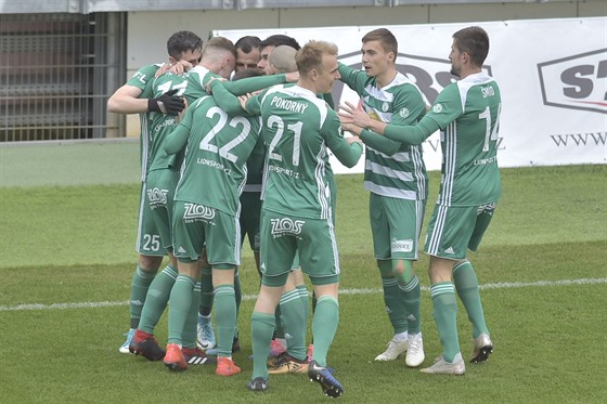 Fotbalisté Bohemians slaví rychlou branku v úvodu utkání na hiti Karviné.