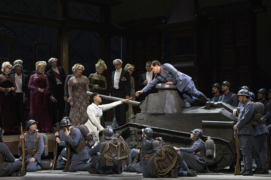 Scéna z Donizettiho Dcery pluku v Metropolitní opee