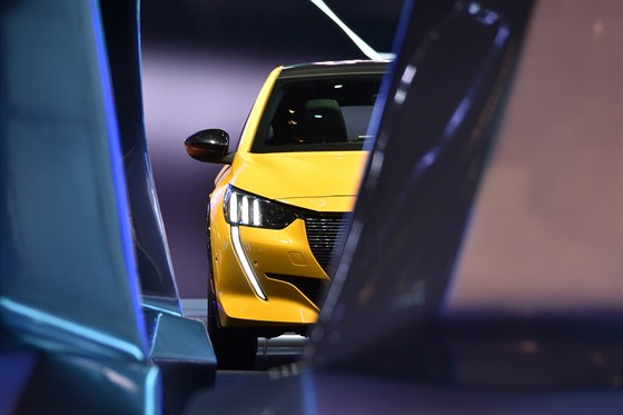 Noc ped zahájením enevského autosalonu 2019