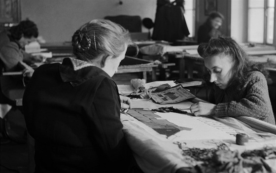 Runí výroba byla v Jedlikov ústavu souástí výuky. Snímek je z roku 1947.