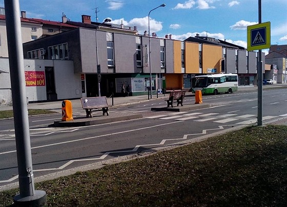 Ve Frýdku-Místku mají laviky uprosted silnice.