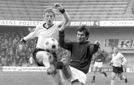 Josef Jurkanin (vpravo) v dresu Sparty v roce 1970 v utkání proti ilin.