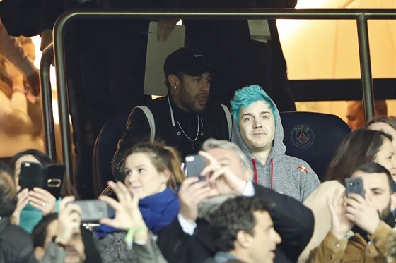 Brazislký fotbalista Neymar sledoval utkání Ligy mistr mezi Paris St. Germain...