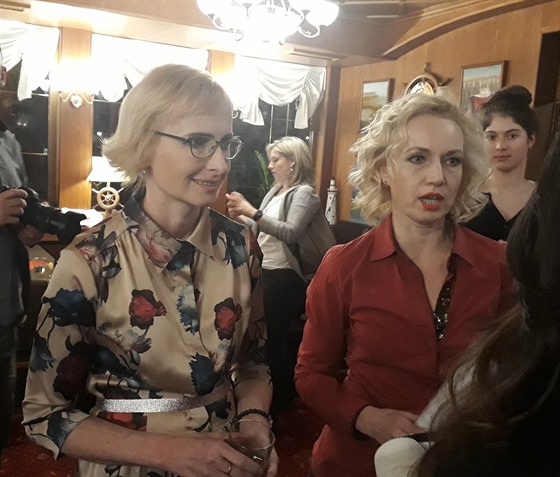Lídr kandidátky KSM do Evropského parlamentu Kateina Konená (vlevo) s mluví...