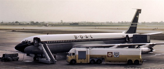 B-707-436 G-APFH tankující palivo. V roce 1974 potkala tento stroj nehoda bhem...