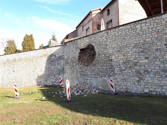 V historickém opevnění Loun došlo k vyvalení části hradeb v Žižkově ulici.