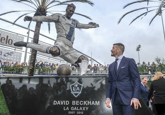 David Beckham se svou sochou ped stadionem Los Angeles Galaxy.