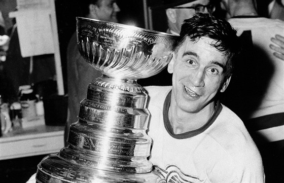 TRIUMF V ROCE 1954. Kapitán Detroit Red Wings Ted Lindsay objímá Stanley Cup.