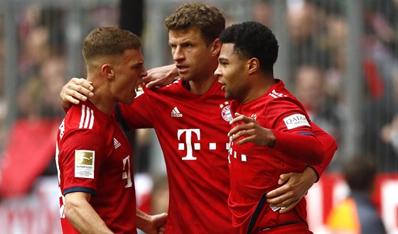 Fotbalisté Bayernu Mnichov oslavují gól: zprava jsou Serge Gnabry, Thomas...