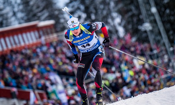 Biatlonista Ondřej Moravec jede sprint na deset kilometrů ve švédském...