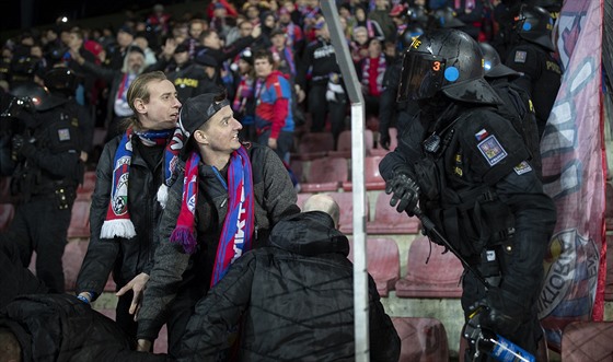 Policie zasahuje proti plzeským fanoukm na stadionu Sparty