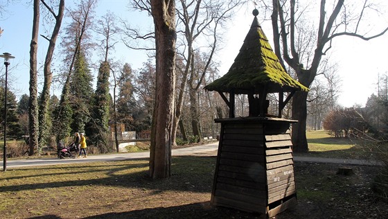 Zchátralou zvoniku u hradeb v Bezruových sadech nahradí nová na jiném míst....