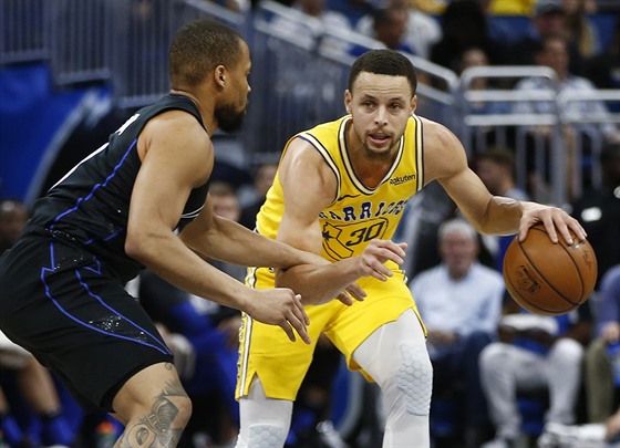 DO BOJE! Hvzdný stelec Stephen Curry (vpravo) povede basketbalisty Golden State za tetím titulem v ad.