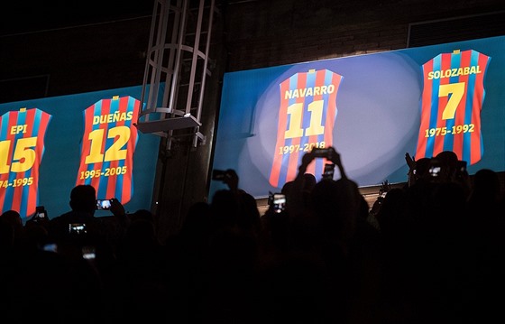 Dres Juana Carlose Navarra s íslem 11 míí ke stropu haly Palau Blaugrana a...