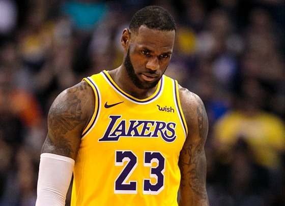 LeBron James z LA Lakers bhem zápasu s Phoenixem