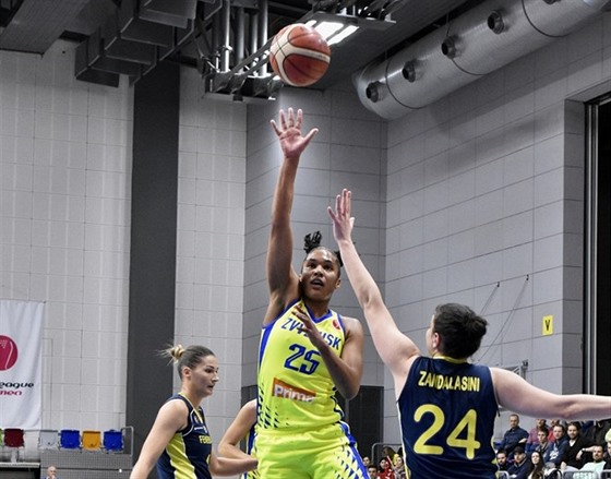 Alyssa Thomasová (25) z USK Praha stílí pes Cecilii  Zandalasiniovou z...