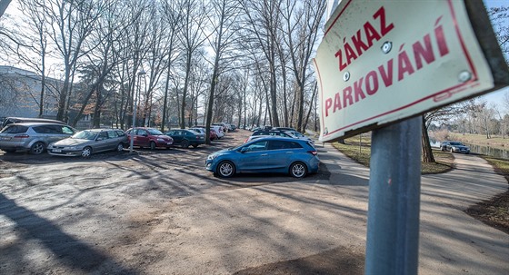 Málo parkovacích míst ve Fakultní nemocnici v Hradci Králové nutí řidiče...