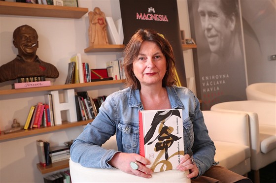Radka Denemarková se svou nominovanou knihou Hodiny z olova (5. března 2019)