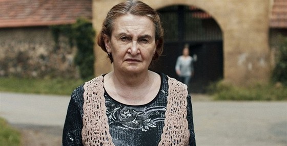 Eva Holubová v seriálu Pustina (2016)