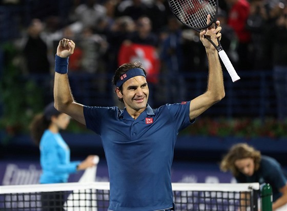 Roger Federer slav triumf na turnaji v Dubaji, kter se stal jeho 100....